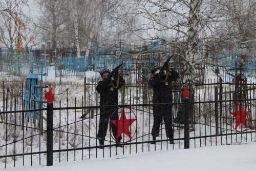 Сегодня, 3 декабря, состоялся митинг у братской могилы, отреставрированной в рамках федеральной программы по увековечиванию памяти погибших в годы Великой Отечественной войны, на городском кладбище