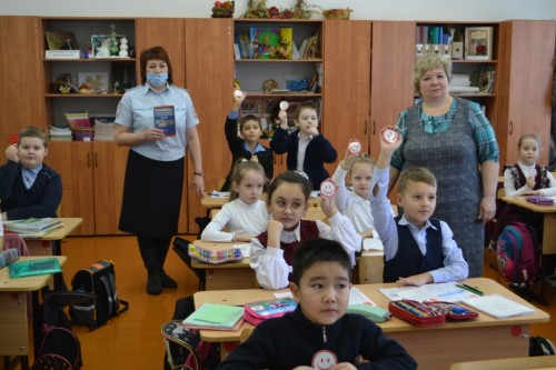 В рамках месячника «Безопасность на зимней дороге!» в МБОУ «Октябрьская начальная школа» проведена акция «Засветись»