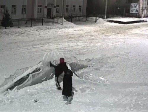 Сотрудниками полиции Соль-Илецкого городского округа установлены молодые люди, причастные к повреждению ледяной горки