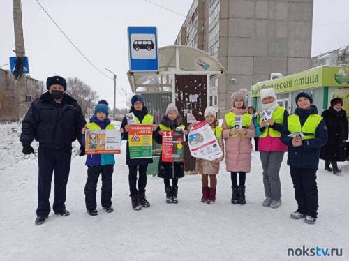 В Новотроицке сотрудники ГИБДД и юные инспектора дорожного движения призвали водителей и пешеходов быть внимательными на проезжей части