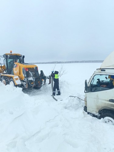 Сотрудники Госавтоинспекции г.Абдулино помогли водителю выбраться из снежного плена 