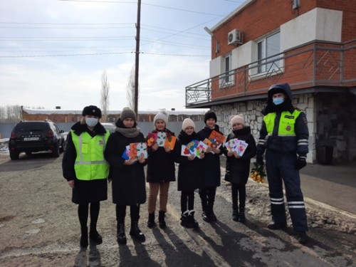 В Соль-Илецком городском округе стартовала акция «Цветы для автоледи»