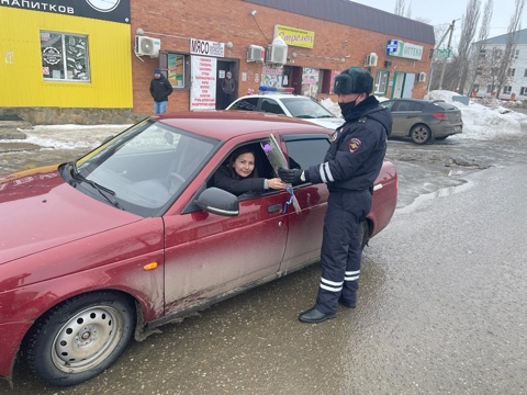 Сотрудники отделения ГИБДД ОМВД России по Первомайскому району совместно с общественниками поздравили автоледи с наступающим Международным женским днем