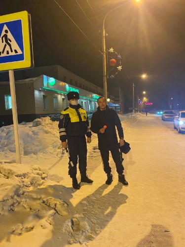 В Ясненском городском округе в рамках оперативно-профилактического мероприятия «Пешеход на дороге» сотрудники ОГИБДД МО МВД России «Ясненский» провели акцию «Засветись»!