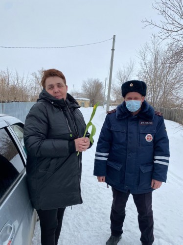 Сотрудники отделения ГИБДД Отд МВД России по Домбаровскому району поздравили автоледи с наступающим Международным женским днем