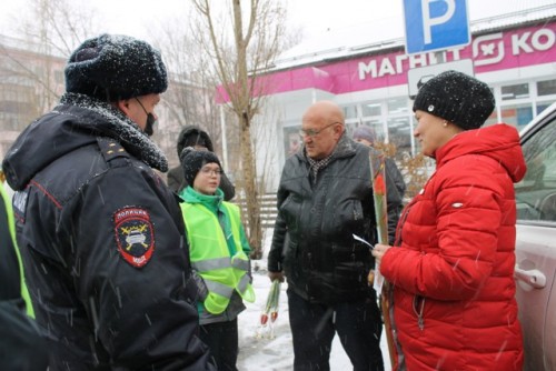 Сотрудники ГИБДД, ребята из отряда ЮИД и общественники провели в Новотроицке ежегодную акцию «Цветы для автоледи»