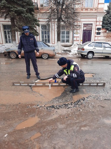 Сотрудники ГИБДД осуществляют надзор за безопасностью на автодорогах.