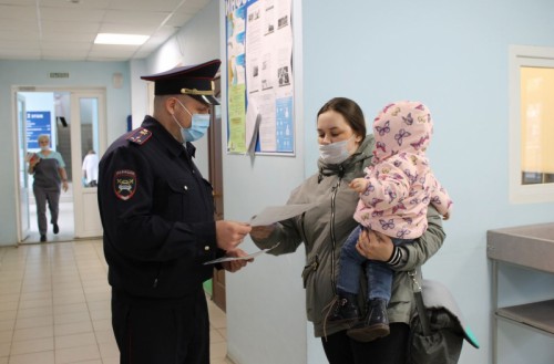 Сотрудники ГИБДД провели профилактические беседы в детской поликлинике города Новотроицка