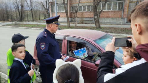 В Новотроицке сотрудники ОГИБДД МУ МВД России «Орское» напомнили о правилах перевозки несовершеннолетних пассажиров