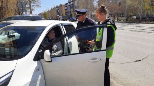 В Новотроицке юные помощники Госавтоинспекции вышли на улицы города с плакатами, призывающими водителей сбавить скорость