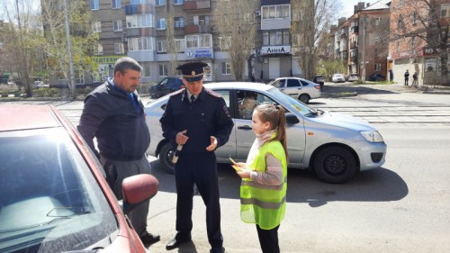 В Новотроицке юные помощники Госавтоинспекции вышли на улицы города с плакатами, призывающими водителей сбавить скорость