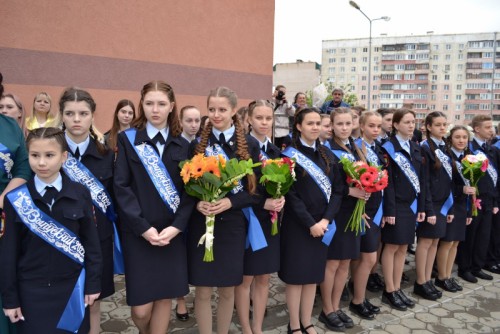 В Оренбурге сотрудник полиции приняла участие в торжественной линейке по случаю последнего звонка для выпускного полицейского класса