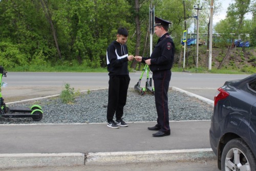 В Орске посетителям парка «Строитель» разъяснили о пользе использования световозвращающих элементов