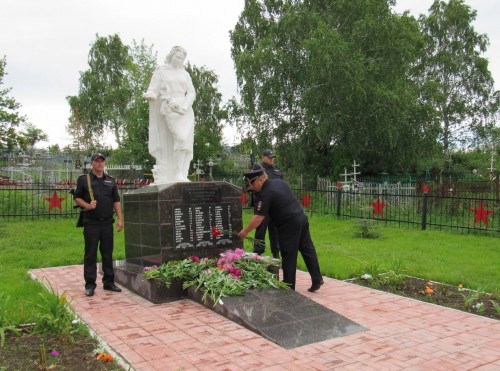 В День памяти и скорби, сотрудники полиции и члены Общественного совета приняли участие в панихиде по воинам, погибшим в годы Великой Отечественной войны