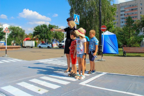 Во время летних каникул Оренбургские автоинспекторы и педагоги обучают детей ПДД с помощью комплекса «Лаборатория безопасности»