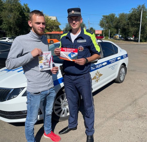 Оренбургские автоинспекторы поздравили участников дорожного движения с Днем Государственного флага Российской Федерации