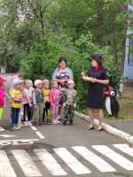 В Орске воспитанники детского сада под руководством инспекторов дорожного движения учились переходить проезжую часть по пешеходному переходу