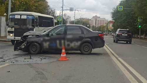 В Оренбурге столкнулись два автомобиля, есть пострадавшие