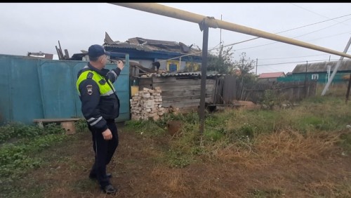 В Оренбургской области инспекторы ДПС ОГИБДД Межмуниципального отдела МВД России «Абдулинский» спасли из горящего дома 86-летней жительнице города