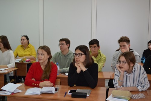 В Оренбурге сотрудник полиции встретилась со студентами и преподавательским составом экономико-юридического колледжа