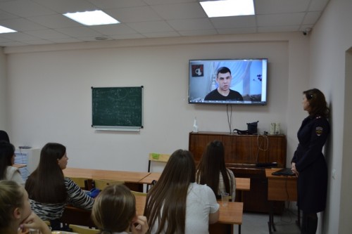 В Оренбурге сотрудник полиции встретилась со студентами и преподавательским составом экономико-юридического колледжа