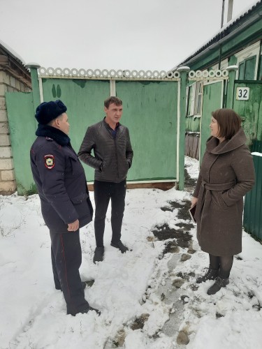 В Оренбургской области продолжается акция «Один день с участковым»