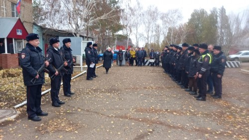 В свой профессиональный праздник начальник Отд МВД России по Курманаевскому району поздравил личный состав