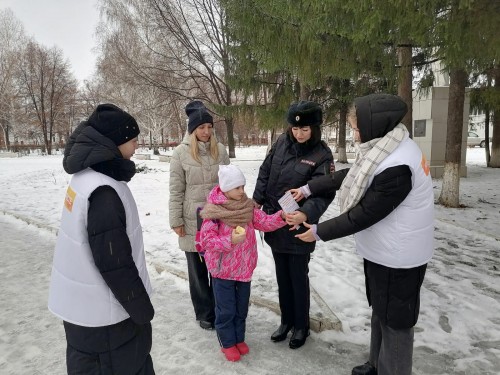 Полицейские совместно с общественниками проводят акцию «Мама за безопасность»