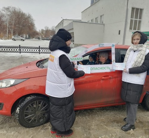 Полицейские совместно с общественниками проводят акцию «Мама за безопасность»