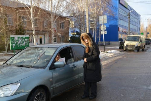 Сотрудники Госавтоинспекции Октябрьского района и волонтерский отряд «Добрые сердца» провели акцию по безопасности дорожного движения «Мама рулит!», приуроченную ко Дню матери