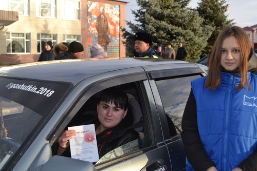 Сотрудники Госавтоинспекции Октябрьского района и волонтерский отряд «Добрые сердца» провели акцию по безопасности дорожного движения «Мама рулит!», приуроченную ко Дню матери