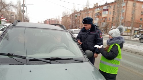 В Новотроицке сотрудники ОГИБДД МУ МВД России «Орское» и юные инспекторы дорожного движения провели акцию «Пристегни самое дорогое!»