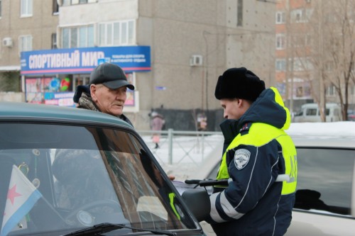 В Новотроицке сотрудники ГИБДД совместно с Общественным советом провели акцию «Автокресло детям!»