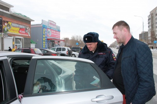 В Новотроицке сотрудники ГИБДД совместно с Общественным советом провели акцию «Автокресло детям!»