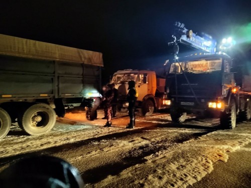 В Бугуруслане сотрудники Госавтоинспекции помогли водителю, попавшему в затруднительную ситуацию на дороге