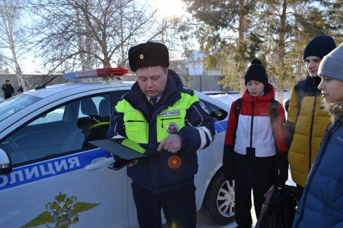 Октябрьские полицейские, совместно с общественниками, рассказали девятиклассникам о службе в органах внутренних дел