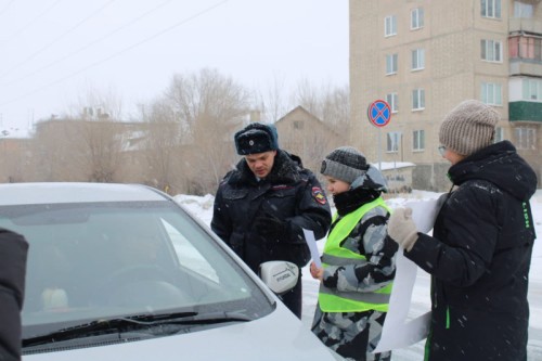 В Новотроицке сотрудники ГИБДД и дети призвали водителей к безопасному вождению