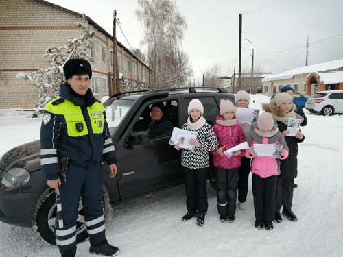 Саракташские школьники и сотрудники ОГИБДД вручили водителям письма