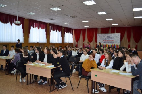 В Оренбурге сотрудник полиции в составе жюри приняла участие в интеллектуальной викторине «В мире прав и закона» на базе школы № 34