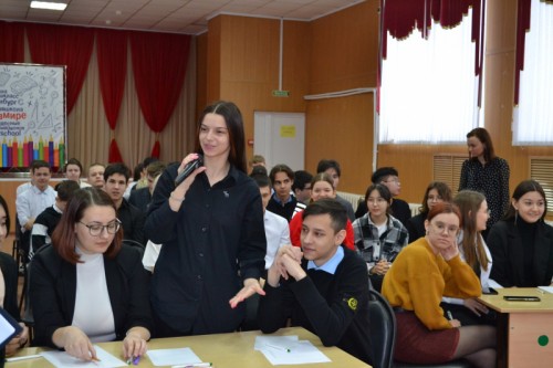 В Оренбурге сотрудник полиции в составе жюри приняла участие в интеллектуальной викторине «В мире прав и закона» на базе школы № 34