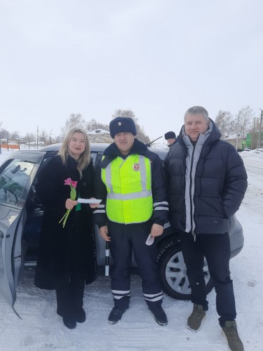 В руках цветы и жезл: в Абдулино сотрудники Госавтоинспекции поздравили прекрасных участниц дорожного движения с наступающим праздником - Международным женским днем