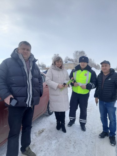 В руках цветы и жезл: в Абдулино сотрудники Госавтоинспекции поздравили прекрасных участниц дорожного движения с наступающим праздником - Международным женским днем