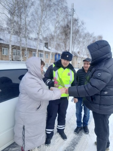 В руках цветы и жезл: в Абдулино сотрудники Госавтоинспекции поздравили прекрасных участниц дорожного движения с наступающим праздником - Международным женским днем