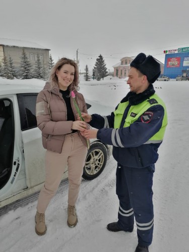 В Международный женский день полицейские поздравили АвтоЛеди.