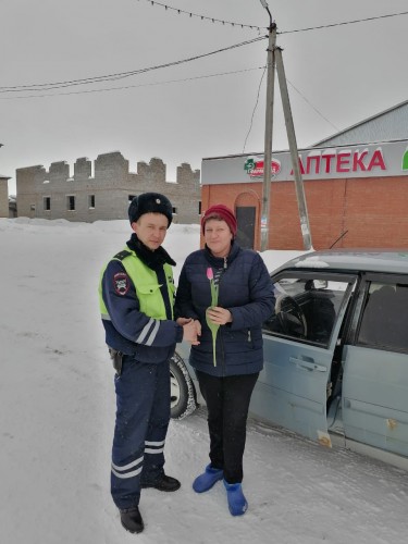 В Международный женский день полицейские поздравили АвтоЛеди.