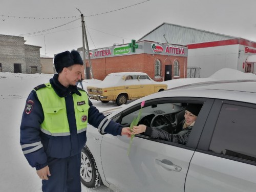 В Международный женский день полицейские поздравили АвтоЛеди.