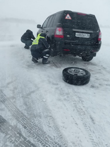 Полицейские оказали помощь автоледи в Международный женский день