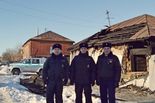 В Оренбурге полицейские помогли людям спастись во время пожара 