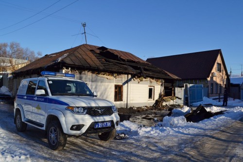 В Оренбурге полицейские помогли людям спастись во время пожара 