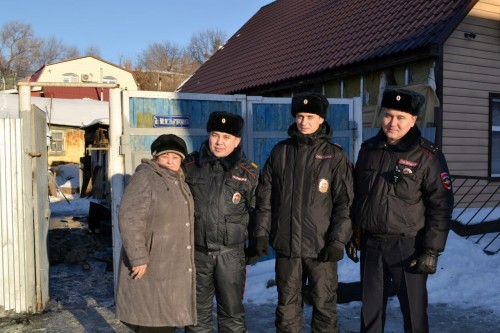 В Оренбурге полицейские помогли людям спастись во время пожара 